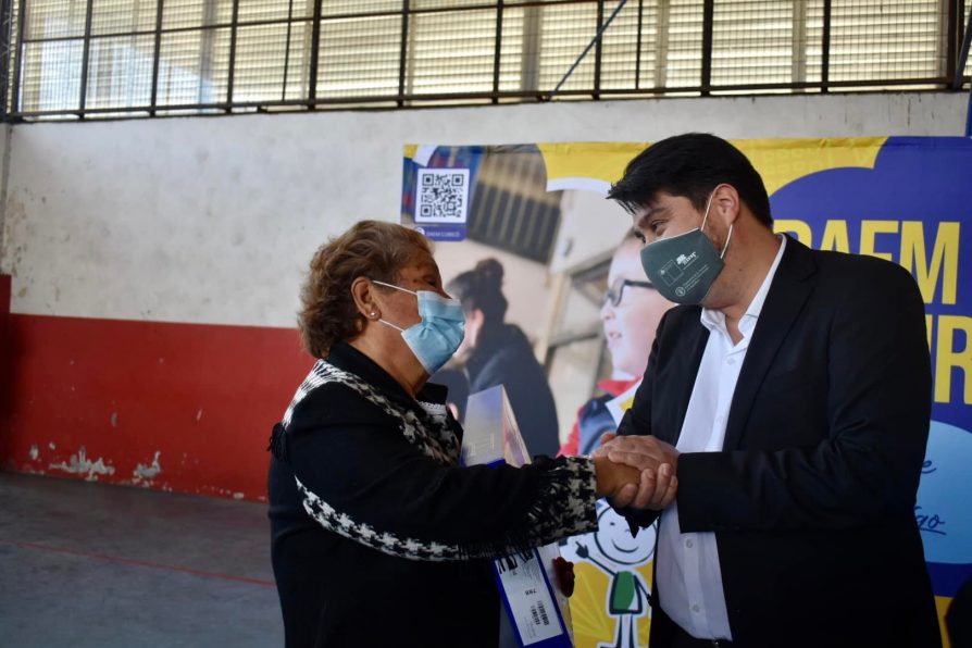 Delegado provincial participó de entrega de más de mil computadores a estudiantes curicanos