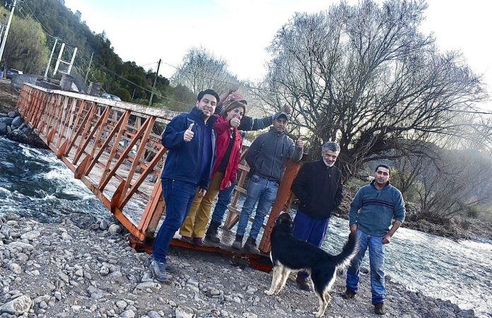 Instalan pasarela peatonal en el sector El Manzano de Teno
