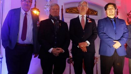 El Embajador de Francia en Chile, Cyrille Rogeau (segunda posición a la izquierda), junto al Consejero de Cooperación y Acción Cultural, Patrick Flot (a la derecha), el Delegado Presidencial Provincial de Curicó, José Patricio Correa Sánchez (a la izquierda), y el Alcalde de Curicó, George Bordachar Sotomayor (segunda posición a la derecha), durante la Fiesta Nacional de Francia, celebrada el 14 de julio en la Embajada de Francia en Chile