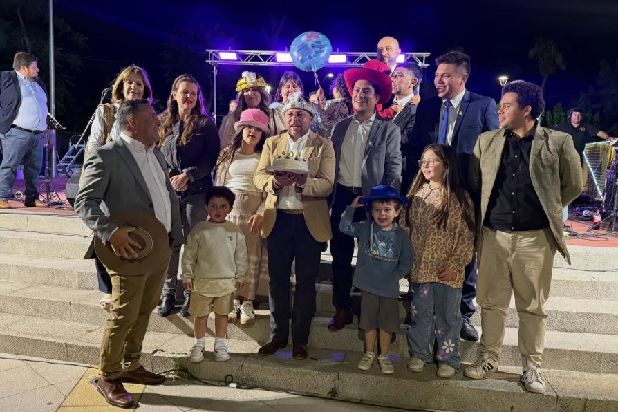 Sagrada Familia celebró su 134° aniversario con desfile comunitario y reconocimiento a vecinos destacados