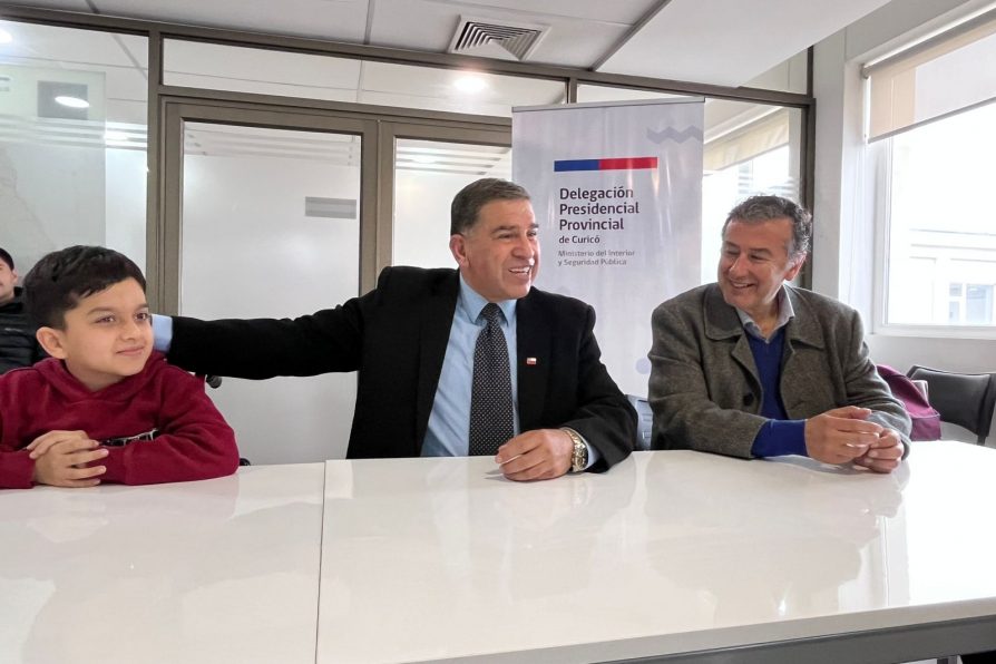 Delegado presidencial y Junaeb entregaron ayudas técnicas auditivas a estudiantes de la provincia de Curicó