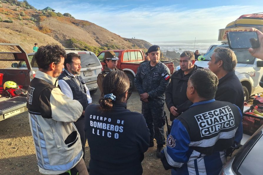 Autoridades coordinan en terreno intensas labores de búsqueda tras volcamiento de embarcación en la costa maulina
