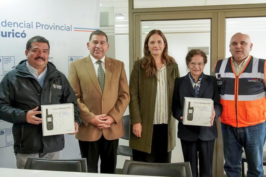 Directora nacional de Senapred y delegado presidencial entregan teléfonos satelitales a Romeral y Licantén