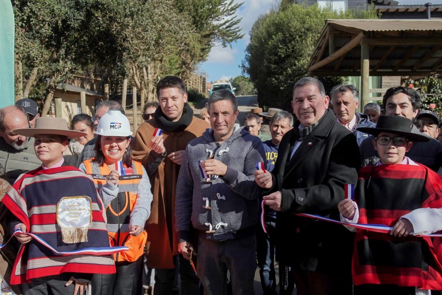 Autoridades y vecinos celebran convenio con Obras Públicas que permitió pavimentar acceso a sus viviendas
