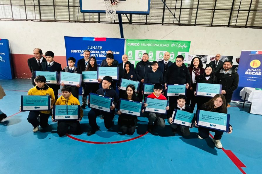 Autoridades entregaron más de 900 computadores en Curicó gracias a la Beca TIC de Junaeb