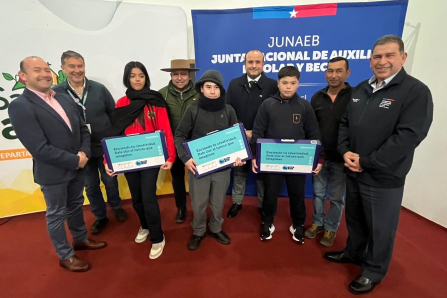 Autoridades supervisan entrega de la Beca TIC de Junaeb a 183 estudiantes de Sagrada Familia